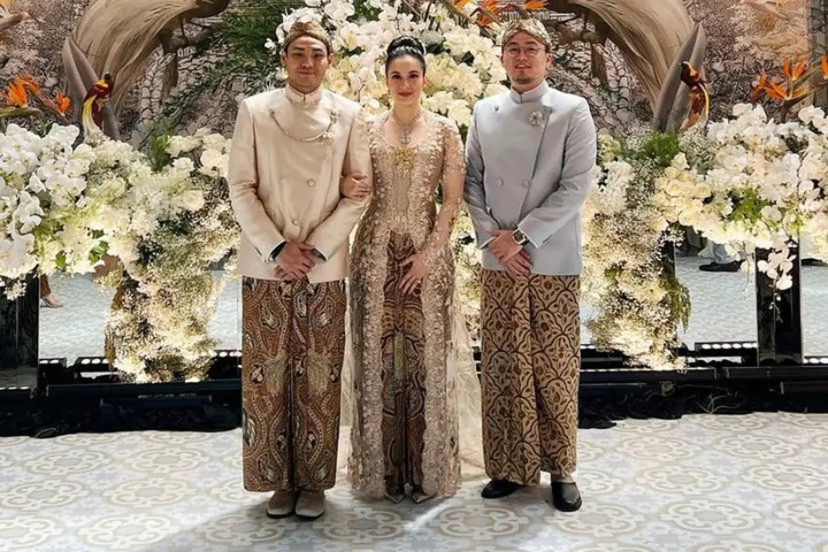 Potret Chelsea Islan Resmi Dilamar Rob Clinton, Tampil Anggun Berbalut Kebaya Jawa