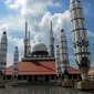 Masjid Agung Semarang terletak di Jawa Tengah. Dibangun sejak tahun 2001 hingga selesai secara keseluruhan pada tahun 2006. Masjid terlihat semakin cantik apabila payung di sekitar masjid ini mengembang bersamaan. (Istimewa)