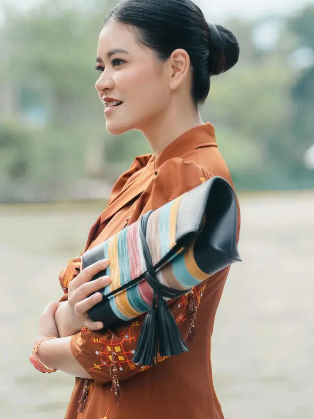 Pesona Kahiyang Ayu Jadi Model untuk Promosikan Kerajinan Daerah Sumut. [@ayanggkahiyang]