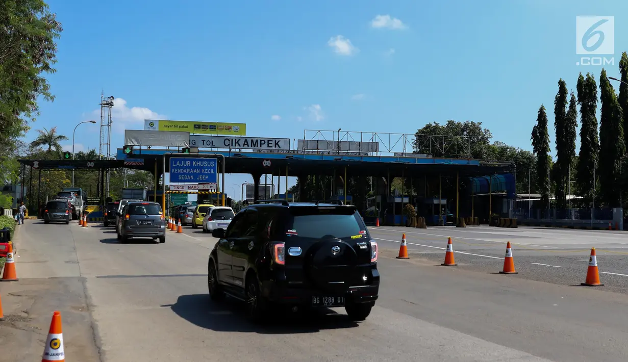 Suasana Gerbang Tol Cikampek, Jawa Barat, Kamis (29/6). Pada H+4 Lebaran terlihat volume arus balik pemudik tak mengalami peningkatan hingga siang ini. (Liputan6.com/Faizal Fanani)