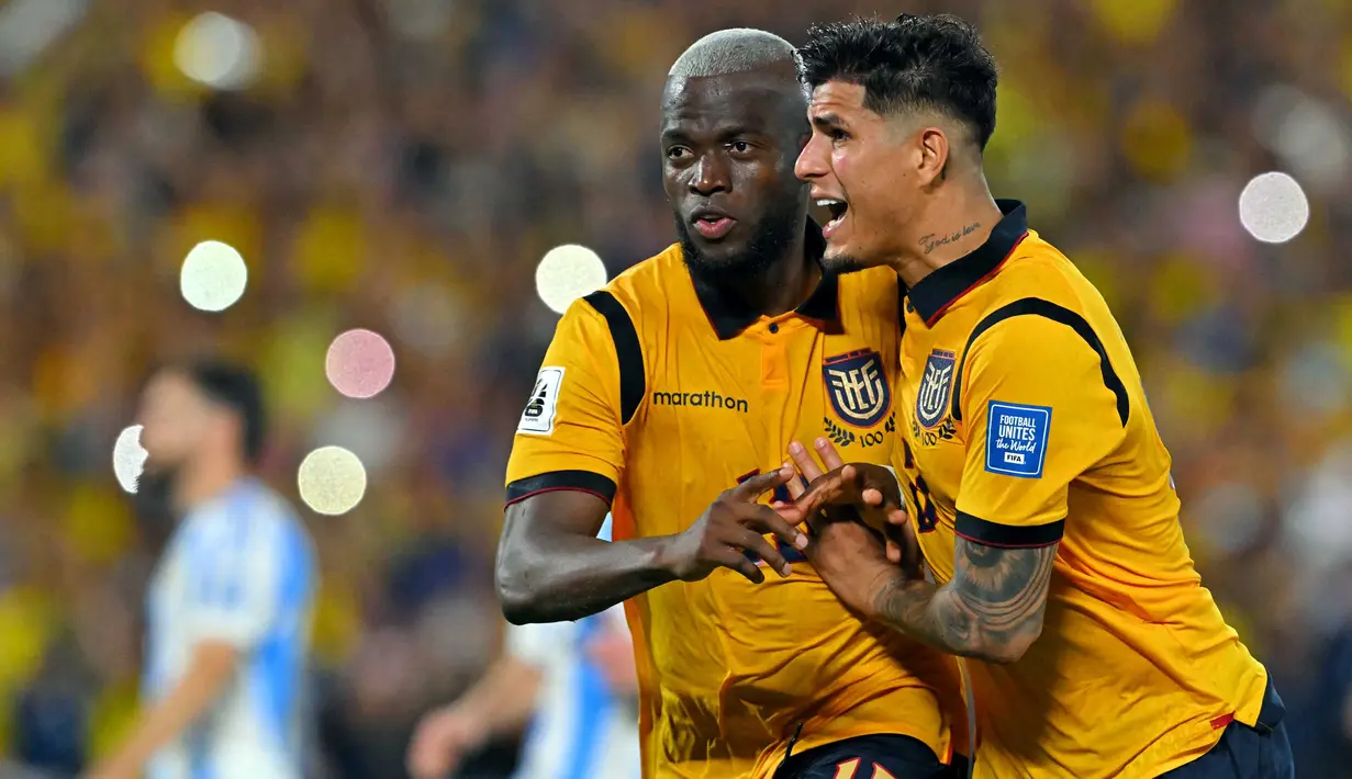Jelang waktu turun minum, Enner Valencia mencetak gol penentu kemenangan Ekuador pada menit ke-45+13 melalui eksekusi penalti. (Rodrigo BUENDIA/AFP)