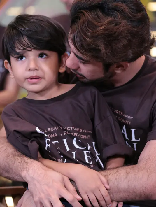 Dalam film ini Reza dan Adinia berperan sebagai Ale dan Anya. Di mana keduanya berstatus sebagai suami istri yang mulanya dipertemukan dengan cara yang istimewa. (Adrian Putra/Bintang.com)