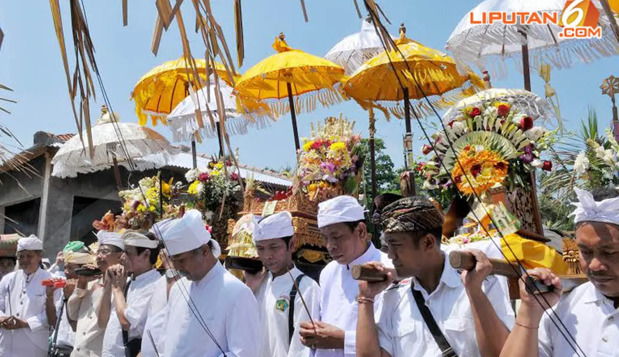 Pada hari tersebut, segala sarana persembahyangan yang ada di pura diarak ke pantai karena laut adalah sumber air suci (tirta amerta) (Liputan6.com/Andrian M Tunay) 
