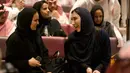 Para pengunjung perempuan bersiap menonton film Black Panther selama acara gala undangan di King Abdullah Financial District Theatre, Riyadh, Arab Saudi (18/4). Setelah pelarangan selama 35 tahun, bioskop kembali beroperasi di Arab Saudi. (AP/Amr Nabil)