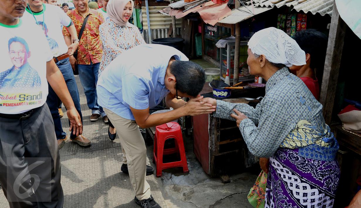 Balon Gubernur DKI Jakarta Sandiaga Uno saat bersalaman dengan warga Tambora di Jakarta, Minggu (10/4). Sandiaga Uno bersama Istrinya Nur Asia Uno hadir untuk mendengarkan aspirasi warga di kawasan tersebut. (Liputan6.com/Gempur M Surya)