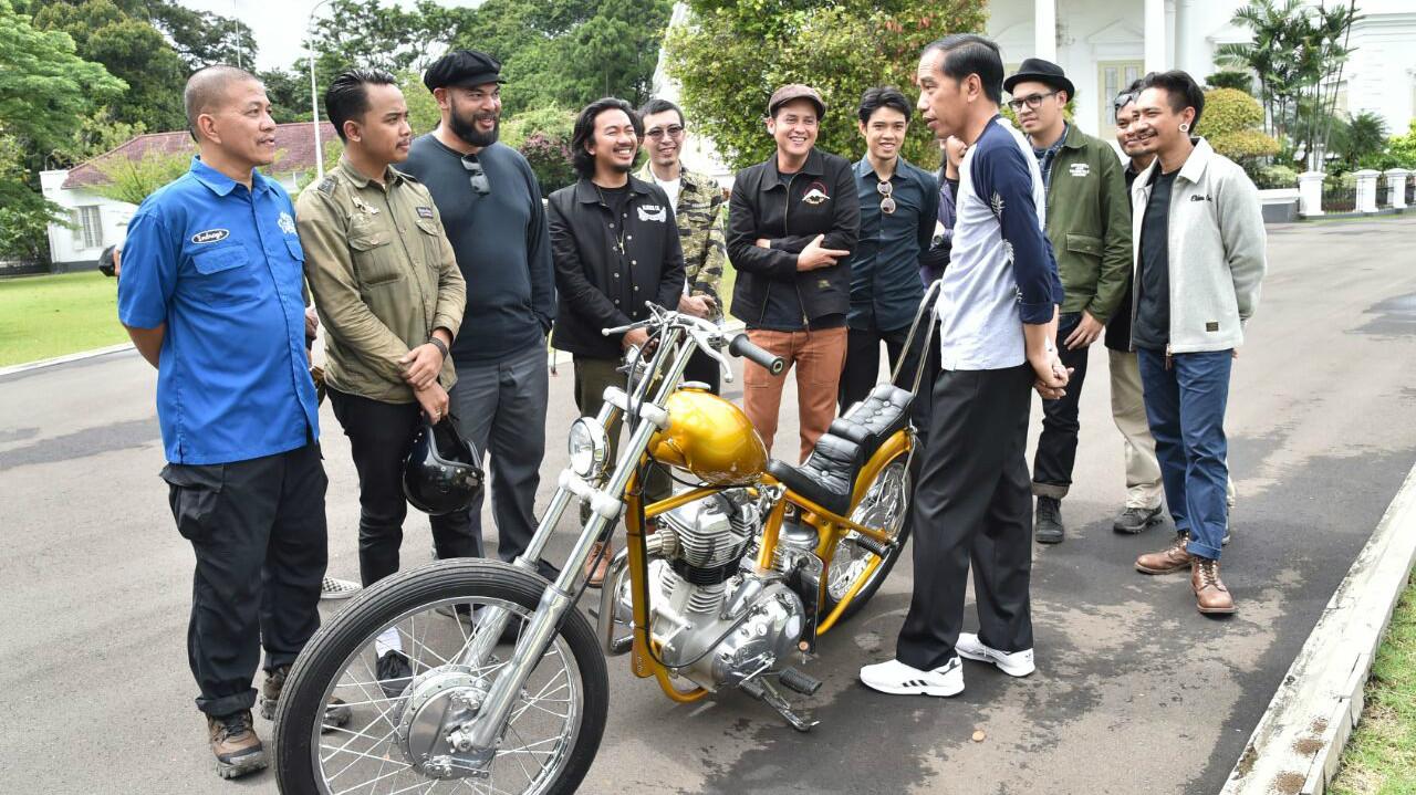 Presiden Jokowi menerima motor modifikasi yang dipesannya di Istana Bogor (foto: Biro Pers Presiden)