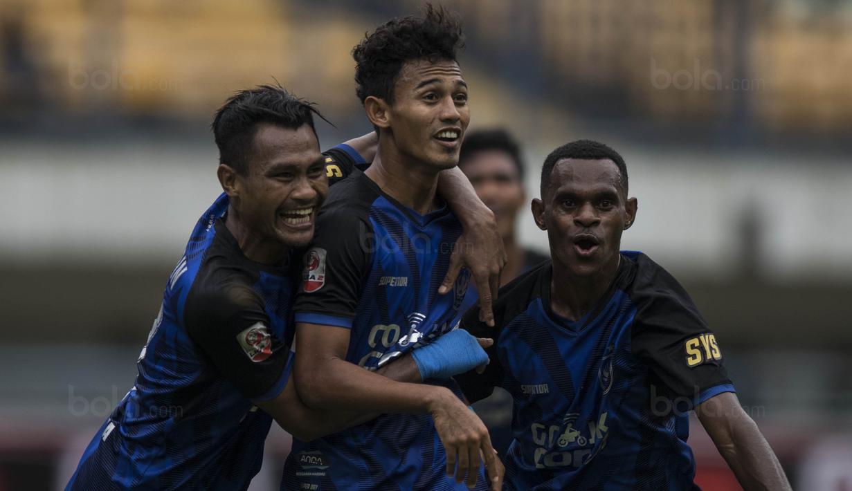Para pemain PSIS merayakan gol yang dicetak Hadi Nur Yulianto ke gawang Martapura FC pada laga perebutan tempat ketiga Liga 2 di Stadion GBLA, Bandung, Selasa (28/11/2017). PSIS menang 6-4 atas Martapura FC. (Bola.com/Vitalis Yogi Trisna)