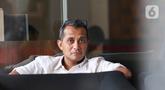 Wakil Menteri Hukum dan Hak Asasi Manusia (Wamenkumham) Edward Omar Sharif Hiariej saat menunggu di Gedung KPK, Senin (20/3/2023). (Liputan6.com/Herman Zakharia)