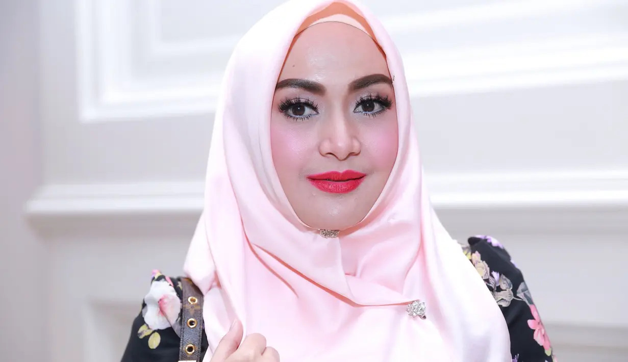 Maka dari itu Eddies menyempatkan hadir di pemakaman Budi. Apalagi pemakaman almarhumah ibunya di lokasi yang sama. (Galih W. Satria/Bintang.com)