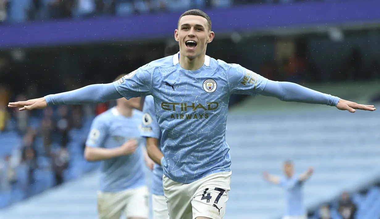 Phil Foden. Gelandang berusia 21 tahun ini merupakan produk asli Akademi Manchester City. Ia telah memperkuat The Citizens sejak 2016/2017 dan tampil dalam 124 laga di semua kompetisi dengan mencetak 31 gol. Ia belum diturunkan di dua laga awal Premier League musim ini. (Foto: AFP/Pool/Peter Powell)