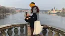 Pasangan yang menikah pada tahun lalu ini sering kali berbagi momen kebersamaan mereka saat travelling.