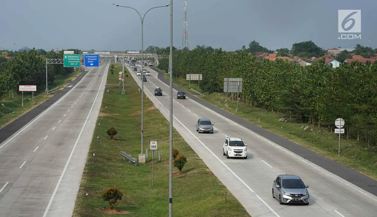 Sejumlah kendaraan melintas saat diberlakukanya sistem jalur satu arah (one way) di Gerbang Tol Palimanan, Cirebon, Jawa Barat, Jumat (7/6/2019). Rekayasa lalu lintas di H+3 Lebaran itu dilakukan guna mengantisipasi kemacetan saat arus mudik di Jalan Tol Trans Jawa. (Liputan6.com/Immanuel Antonius)