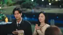 Selain itu, Yoo Ji Hyuk menjaga Kang Ji Won dari jarak jauh seperti biasanya. Jung Soo Min tampak memberi selamat kepada mereka dengan senyum ramah di luar, sementara diam-diam menyimpan kebencian di dalam. (Foto: tvN via Soompi)