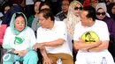 Menko Kemaritiman dan Sumber Daya, Rizal Rami (tengah), Ketua DPD RI Irman Gusman (kanan) berbincang dengan Shinta Nuriyah Wahid saat perayaan Hari Perdamaian Internasional di Balai Kota Jakarta, Minggu (20/9/2015). (Liputan6.com/Helmi Fithriansyah)