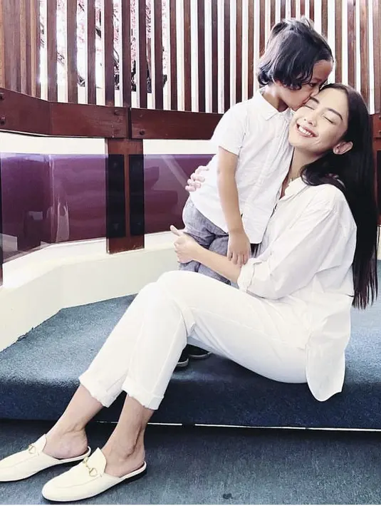 <p>Bersama anak ketiganya, Ririn tampil mengenakan pakaian serba putih. Dari atasan kemeja dan celana panjangnya. @ririndwiariyanti</p>
