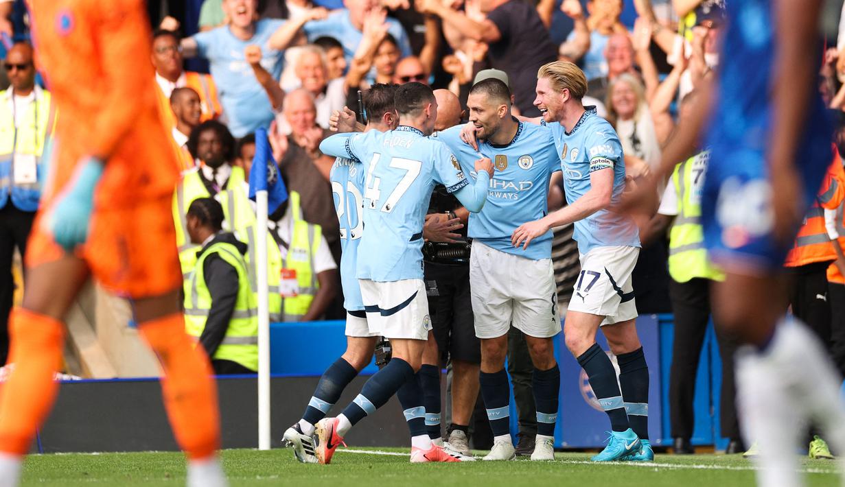 Pemain Manchester City, Mateo Kovacic  melakukan selebrasi bersama rekan-rekannya setelah mencetak gol kedua timnya ke gawang Chelsea pada laga Liga Inggris 2024/2025 di Stamford Bridge, London, Inggris, Minggu (18/08/2024) malam WIB. (AFP/Adrian Dennis)