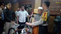 Uyu, marbut masjid tersangka kasus penyebaran hoaks mendapatkan sepeda dari polisi. (Liputan6.com/Jayadi Supriadin)