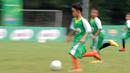 Gaya seorang kontestan MILO Road to Barcelona menggiring bola pada laga latih tanding di International School Clubs of Indonesia, Cirendeu, (15/7/2017). (Bola.com/Nicklas Hanoatubun)
