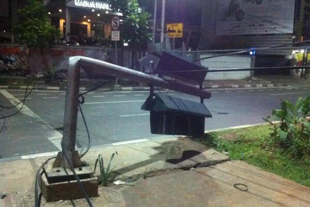 Tiang Lampu Merah Patah di Pasaraya Blok M, Lalin Macet Parah