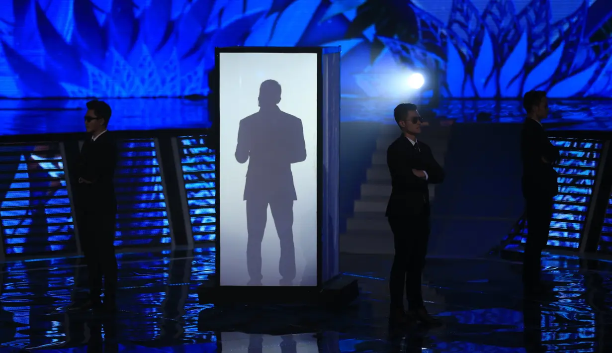 Tetap menyembunyikan ketampanannya, sosok Bung Gomez belum bisa dilihat secara langsung oleh para penggemarnya. Duet bersama Iis Sugianto, Bung Gomez pun menyanyikan sebuah lagu dari balik layarnya. (Adrian Putra/Bintang.com)