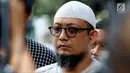 Penyidik KPK Novel Baswedan saat memberi keterangan pers di sela silaturahmi dengan WP KPK di kediamannya di Kelapa Gading, Jakarta, Minggu (17/6). Silaturahmi digelar dalam rangka Idul Fitri. (Liputan6.com/JohanTallo)