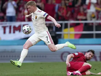 Kevin De Bruyne menjadi momok menakutkan bagi Timnas Denmark semenjak mengantikan Dries Mertens pada babak kedua. Bukan hanya mencetak gol tapi dirinya juga ikut andil dalam terciptanya gol penyeimbang bagi Belgia. (Foto: AP/Pool/Martin Meissner)