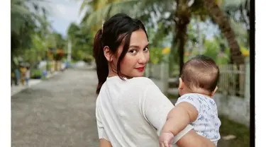 Indah Permatasari menikmati momen liburan keluarga ke Wakatobi. Indah jalan-jalan ke Wakatobi dalam rangka sekalian ke kampung halaman suami, Arie Kriting di Baubau. Di sana, Indah menikmati suasana Wakatobi dengan menggendong sang buah hati. (Liputan6.com/IG/indahpermatas)