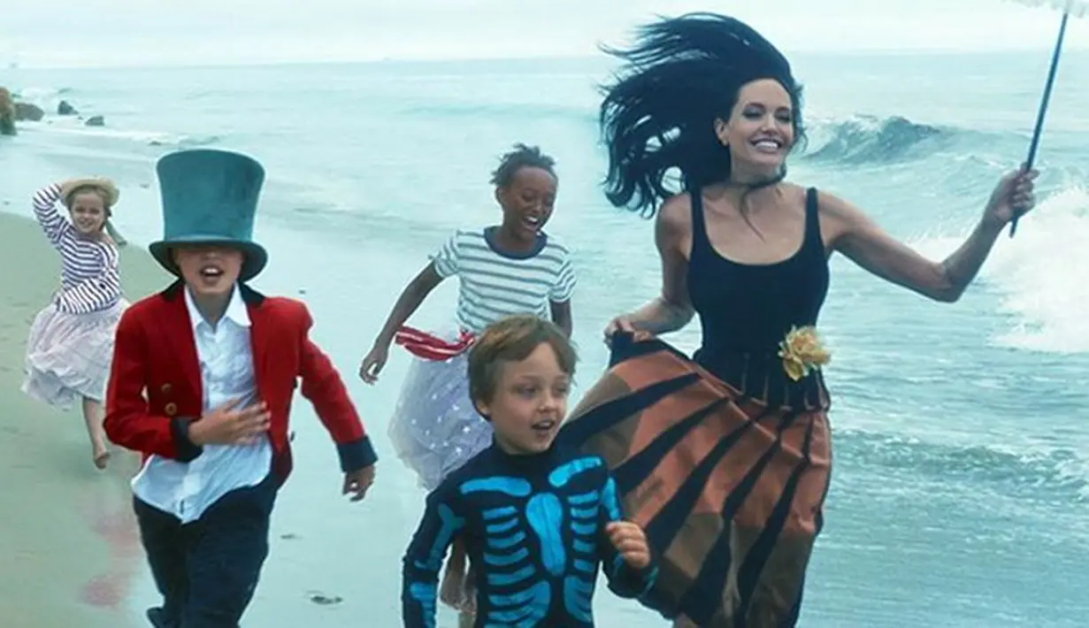 Dua tahun silam Angelina Jolie resmi menikah dengan Brad Pitt. Keduanya menikah pada 23 April 2014. Sebelum menikah pasangan ini telah hidup bersama selama 10 tahun. (Instagram/angelinajolieofficial)