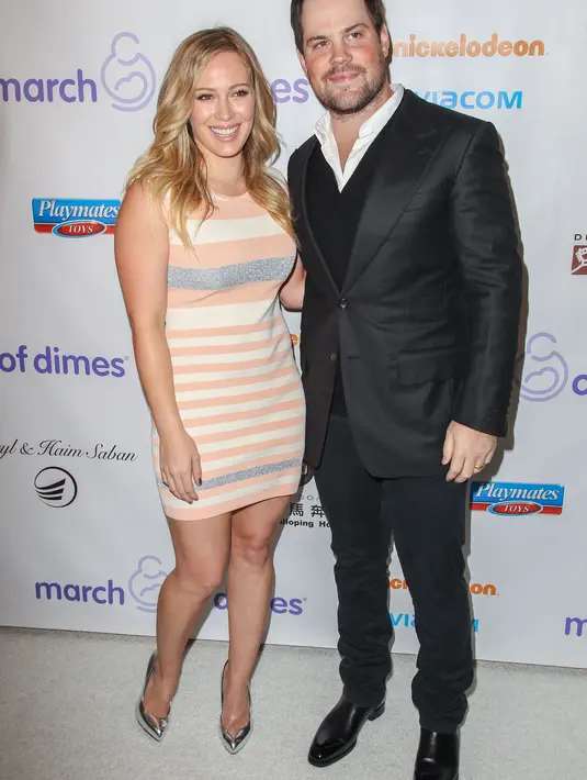 Hilary Duff terkenal dengan perannya sebagai Lizzie di serial televisi ‘Lizzie McGuire’. Sedangkan Comrie merupakan atlet hoki profesional antara tahun 2000 dan 2011, mengakhiri karirnya dengan Pittsburgh Penguins. (AFP/Bintang.com)