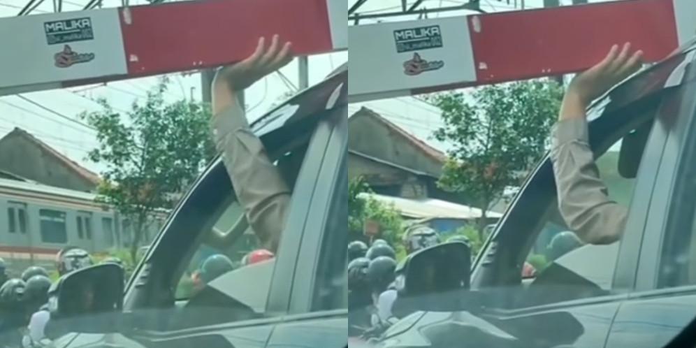 Pengendara mobil tahan palang pintu (Instagram/@terangmedia)