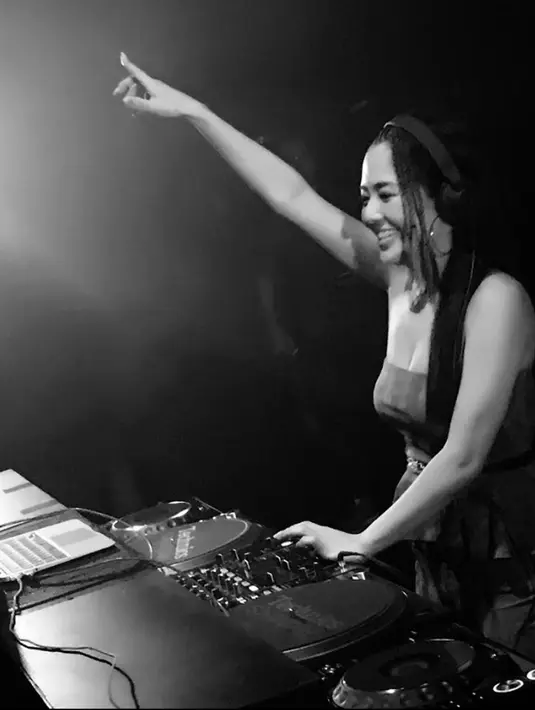 Sora Aoi saat menjadi DJ di sebuah acara musik. Sora memilih menikah dengan seorang pria yang berprofesi sebagai DJ dengan nama panggung DJ NON karena kagum sang suami bisa menerima masa lalunya. (Instagram/@aoi_sola)