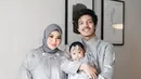 <p>Aurel dan Atta memilih baju Lebaran berwarna silver dengan detail embroidery senada. Tambahan payet dan embellishment pada outfit Aurel Hermansyah membuat look simple menjadi mewah hasil styling Erich Al Amin. (Foto: Instagram @attahalilintar)</p>