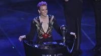 Penyerang Amerika Serikat, Megan Rapinoe memberi sambutan usai menerima penghargaan pemain Wanita FIFA Terbaik 2019 di teater La Scala Milan, Italia utara (23/9/2019). Di acara tersebut Rapinoe tampil seksi mengenakan gaun hitam dengan belahan dada rendah. (AP Photo/Antonio Calanni)