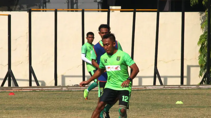 Rendy Irwan sudah pulih cedera dan bergabung dengan latihan Persebaya Surabaya. (Liputan6.com/Dimas Angga P)