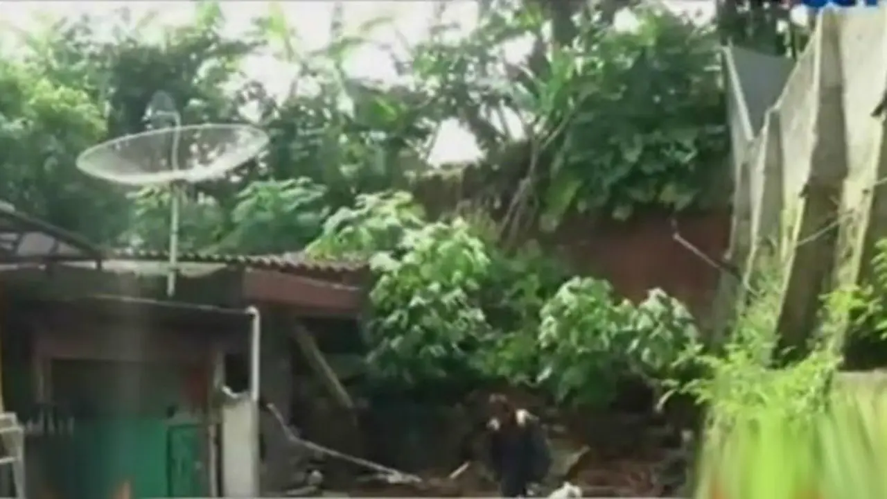 Turab 3 Meter Longsor Hancurkan Rumah Warga di Cilodong 