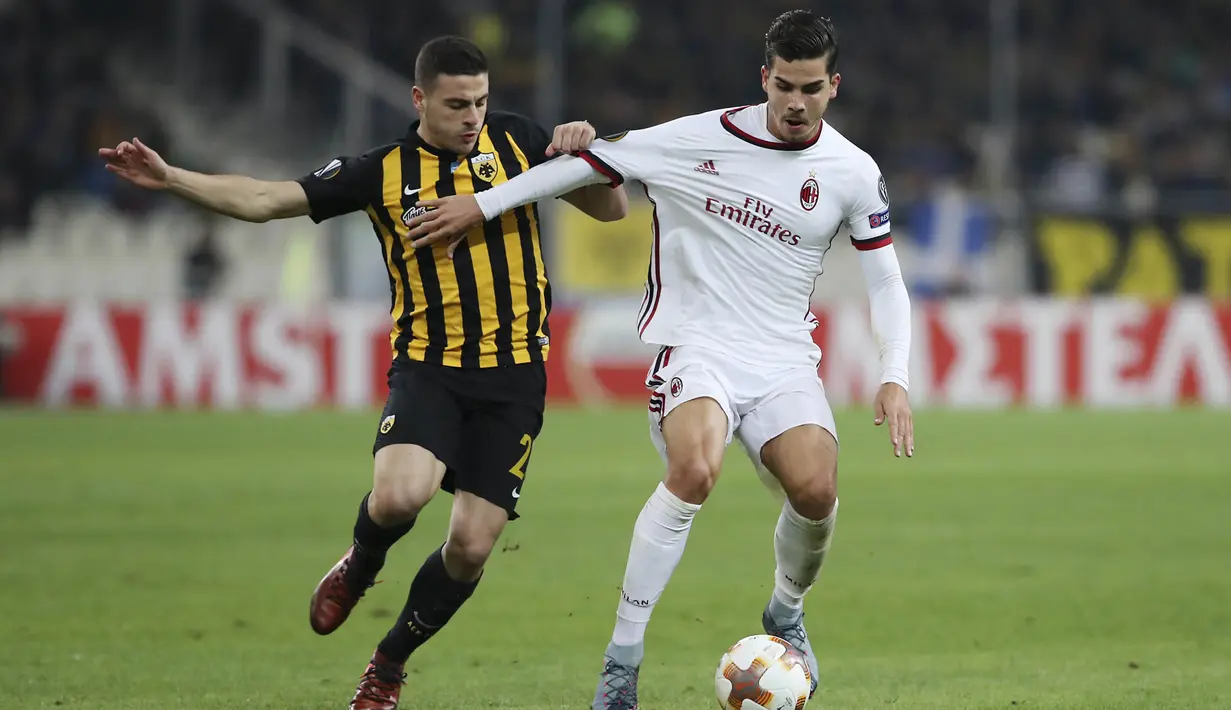 Striker AC Milan, Andre Silva, berusaha melewati bek AEK Athens, Michalis Bakakis, pada laga Liga Europa di Stadion Olympic, Athens, Kamis (2/11/2017). Kedua klub bermain imbang 0-0. (AP/Petros Giannakouris)