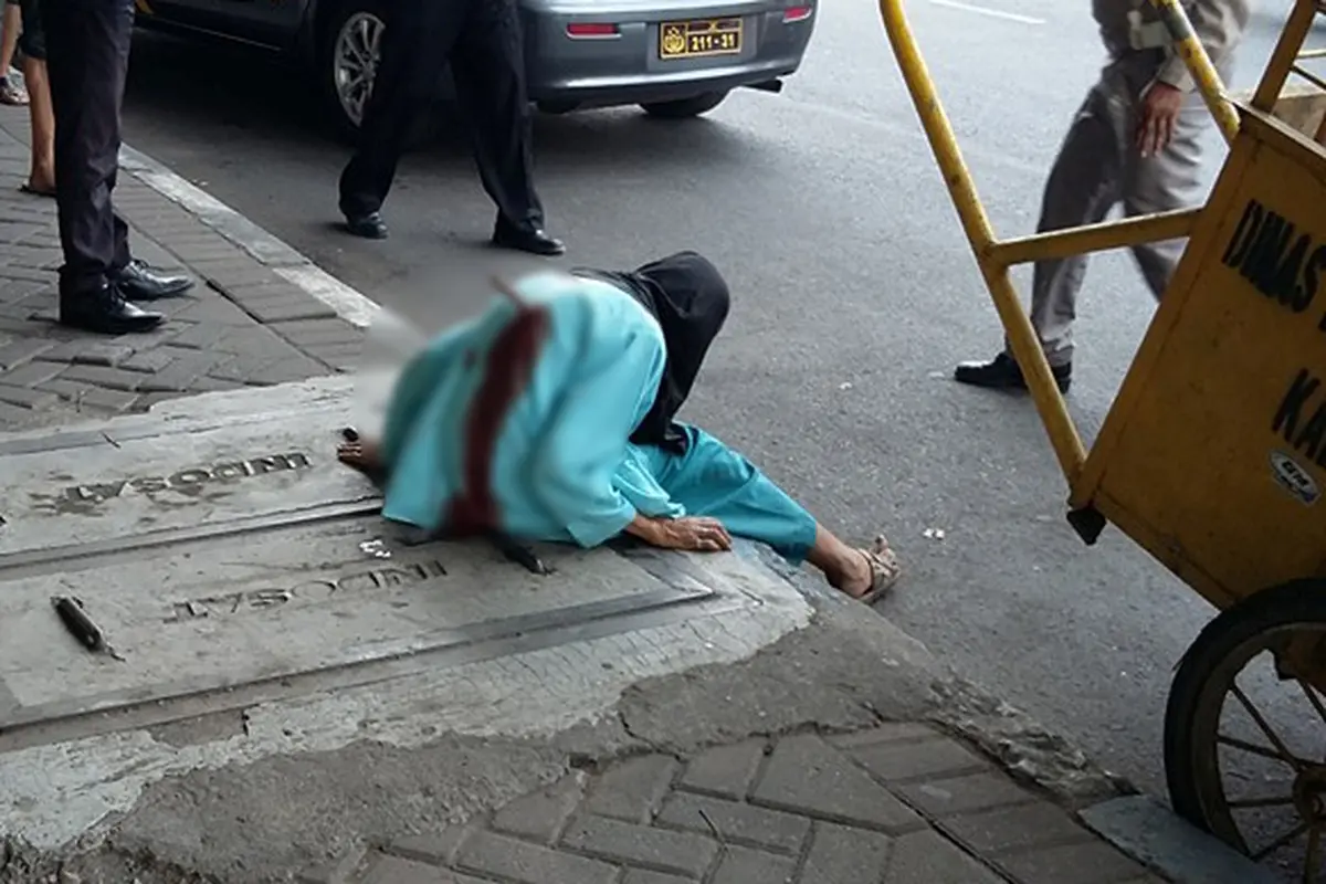 Nenek di Jawa Timur Berjalan Dengan Pisau Menancap di Punggung!