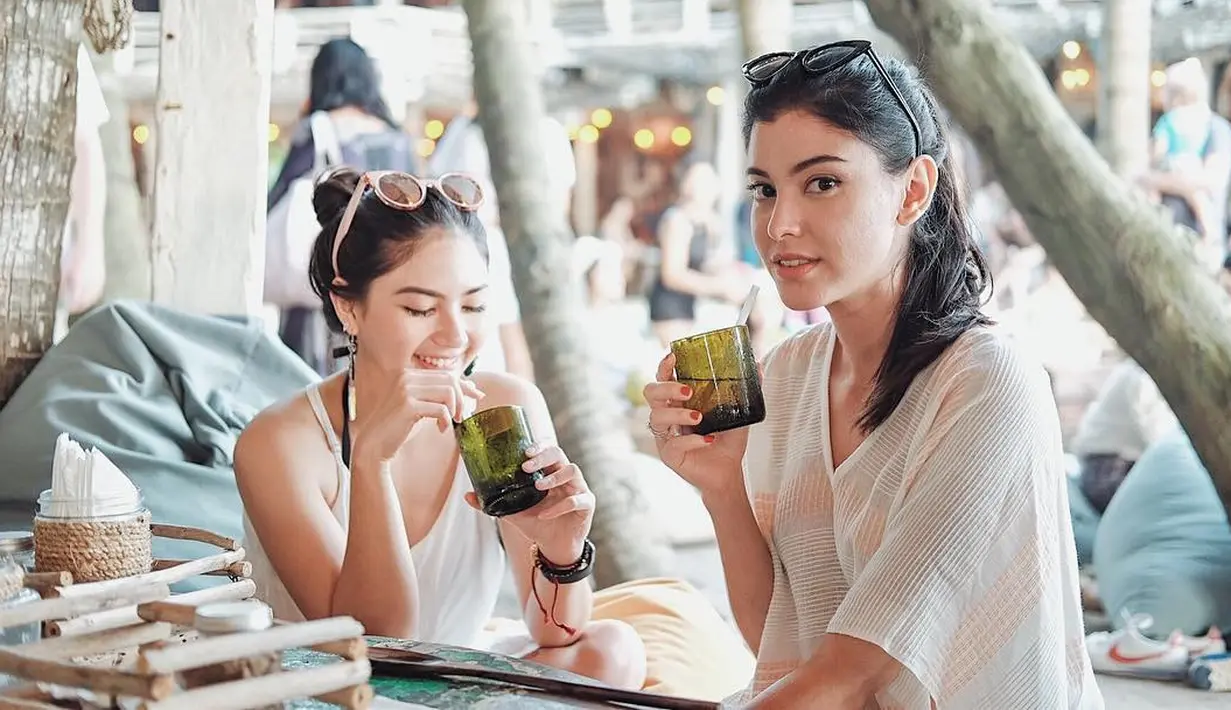 Kalau yang satu ini, Jessica Mila terlihat sedang liburan bareng Susan Sameh. Keduanya kompak memakai outfit berwarna putih yang membuat mereka terlihat santai dan elegan. (Instagram/jscmila)