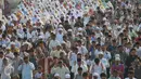 Ribuan umat muslim melaksanakan Shalat Idul Adha 1436 H di Kawasan Senen, Jakarta, Kamis (24/9/2015). Banyaknya jamaah yang datang membuat mereka melaksanakan Shalat Ied di jalan.(Liputan6.com Gempur M Surya)