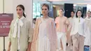 Warna-warna cerah juga diperlihatkan mulai dari luaran lengan panjang berkancing dengan pilihan warna hijau dan pink dihiasi bordir putih. Bisa dipadukan dengan inner kemeja berpita dan rok plisket, bisa juga long dress putih. [dok. Plaza Indonesia]