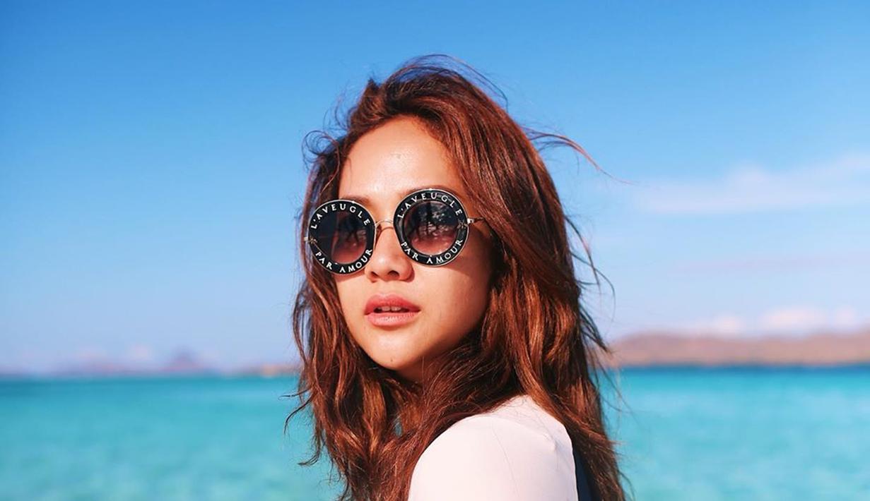 Bunga Citra Lestari tetap memesona meski terlihat eksotis dengan kulit terpapar sinar matahari. Ya, begitulah gaya liburan BCL saat berada di Labuan Bajo. Meski terlihat eksotis, pesona BCL tetap terpancarkan. (Liputan6.com/IG/@bclsinclair)