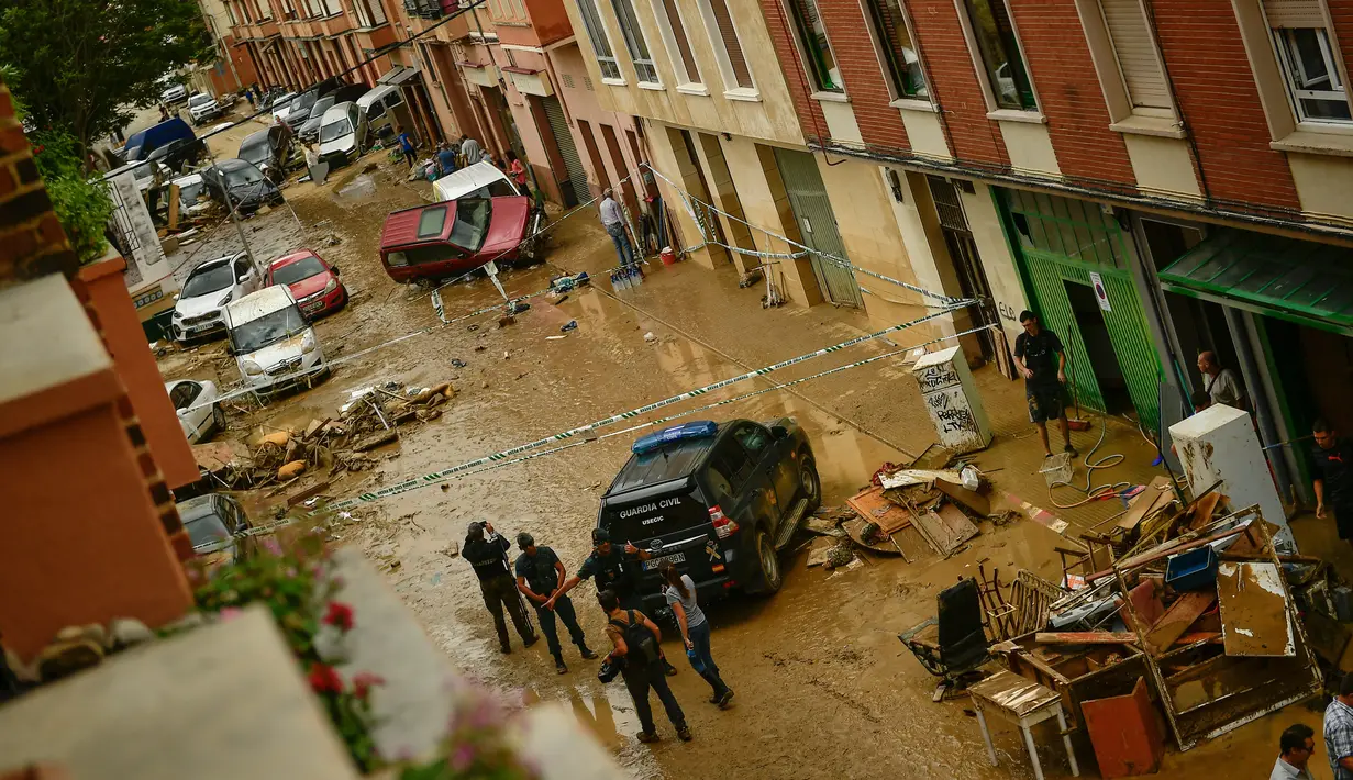 Warga berkumpul di jalan setelah banjir bandang menerjang Tafalla, Spanyol, Selasa (9/7/2019). Sampai saat ini, seorang warga dilaporkan tewas. (AP Photo/Alvaro Barrientos)