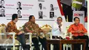 Menteri Tenaga Kerja Hanif Dhakiri (kedua kanan) bersama Andi Gani Nena Wea saat mengikuti seminar dan bedah buku Jokoway di Jakarta, Kamis (27/10). Seminar bertema Era Nawacita dan Relevansi Kepemimpinan Multidimensi. (Liputan6.com/Helmi Fithriansyah)