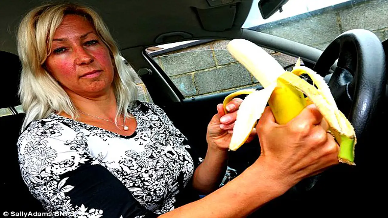 Mengupas Kulit Pisang di Belakang Kemudi, Wanita Ini Didenda