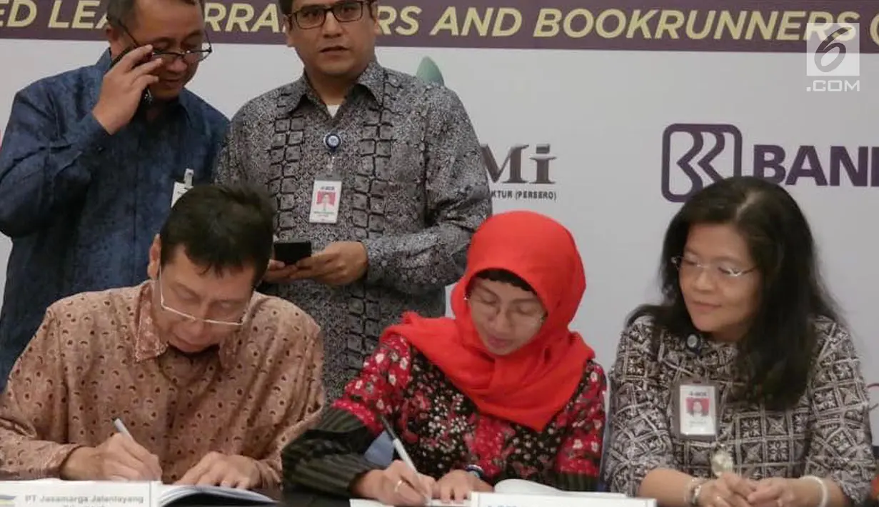 Dirut PT. JJC, Djoko Dwijono dan Senior Executive VP Group Corporate Banking BCA Wira Chandra menyaksikan penandatanganan perjanjian kredit sindikasi proyek Jalan Tol Jakarta-Cikampek II Elevated senilai Rp1,7 T, Jakarta (31/7). (Merdeka.com/Arie Basuki)