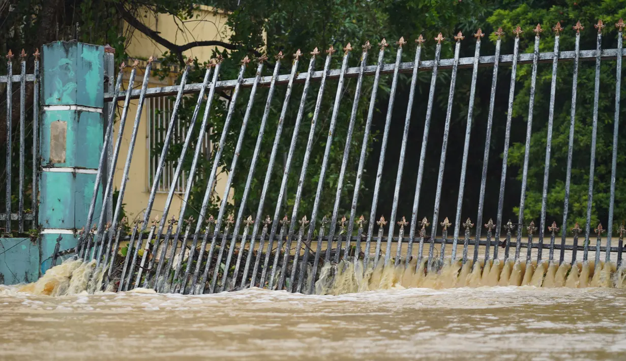 Alarm mulai berbunyi di kotamadya Toa Baja pada Rabu pagi, memperingatkan warga untuk mengungsi ketika hujan yang tak henti-hentinya dari Ernesto meluapkan sungai utama di sana. (Jaydee Lee SERRANO / AFP)