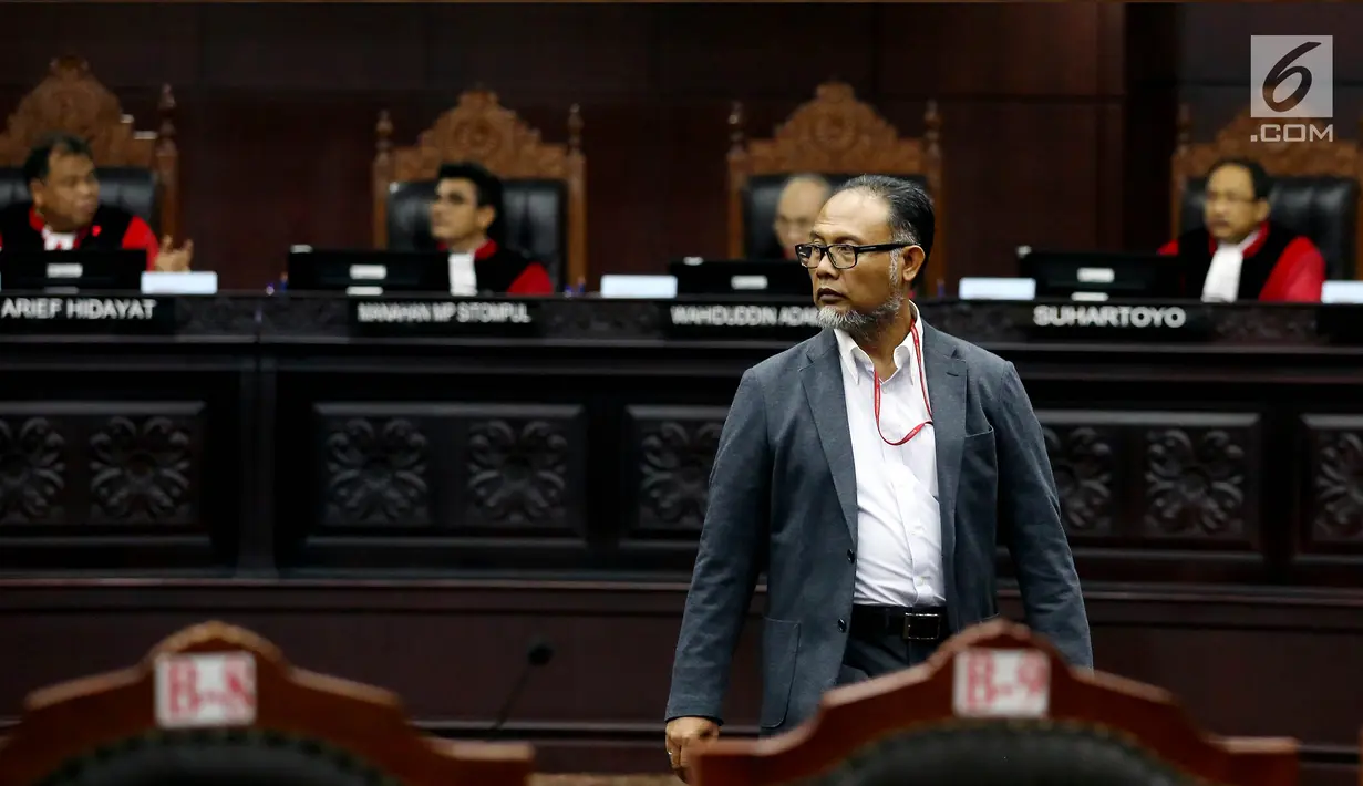 Mantan Komisioner KPK, Bambang Widjojanto menghadiri sidang lanjutan perkara pengujian UU MD3 terkait hak angket KPK di Mahkamah Konstitusi (MK) Jakarta, Selasa (5/9). Bambang menyampaikan pendapatnya sebagai ahli dalam sidang. (Liputan6.com/Johan Tallo)