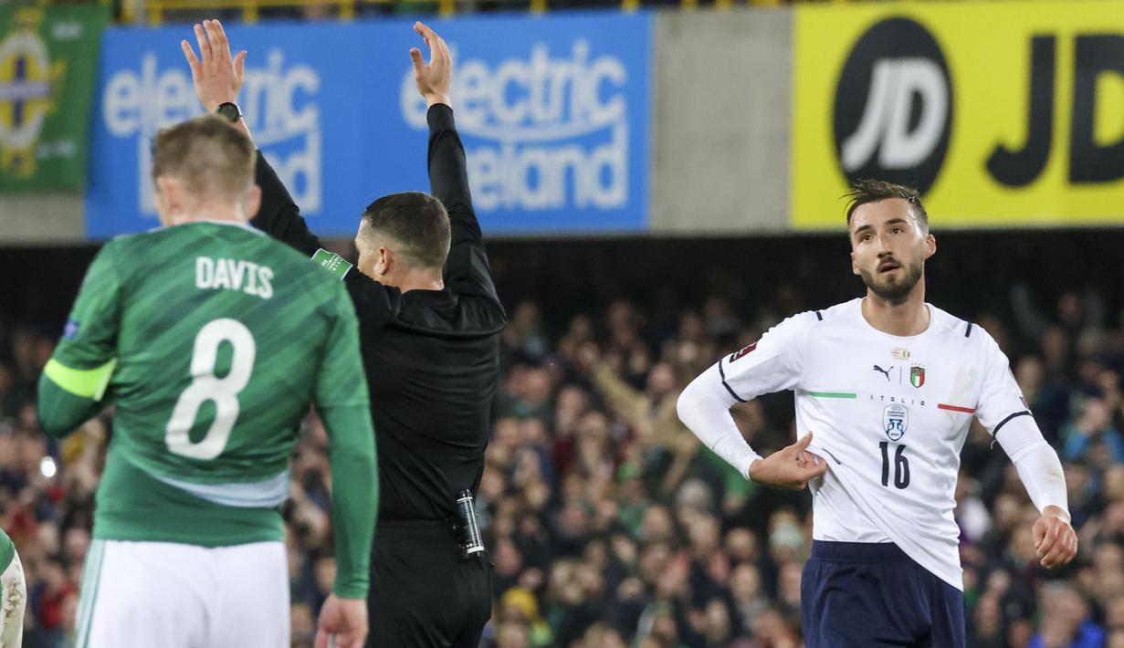 Hasil imbang ini membuat Gli Azzurri gagal mendapatkan tiket langsung ke Piala Dunia 2022. Ini karena mereka hanya finis di peringkat kedua Grup C dengan 16 poin. (AP/Peter Morrison)