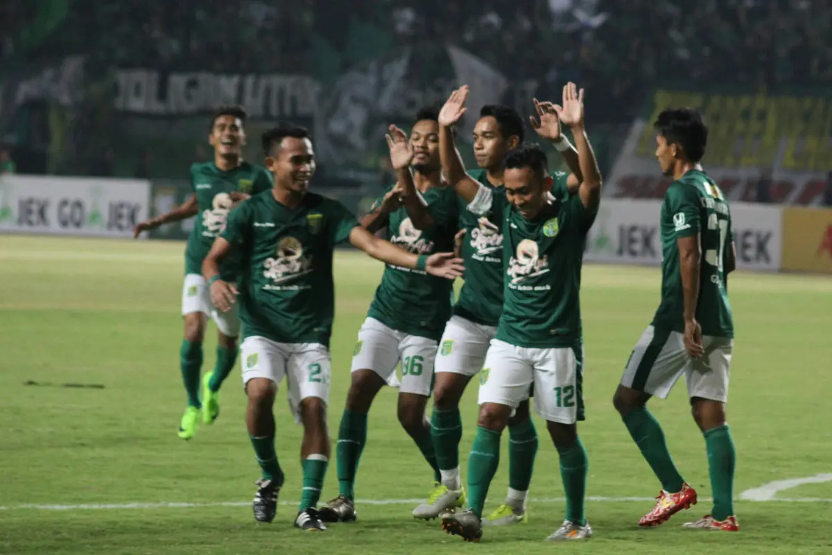 Persebaya Surabaya bermain 1-1 melawan Persinga Ngawi di Stadion Ketonggo, Sabtu (15/7/2017). (Liputan6.com/Dimas Angga P)
