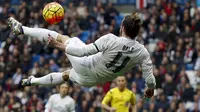 Gelandang Real Madrid, Gareth Bale, melakukan tendangan salto ke arah gawang Rayo Vallecano pada laga lanjutan La Liga Spanyol. (Reuters/Sergio Perez)